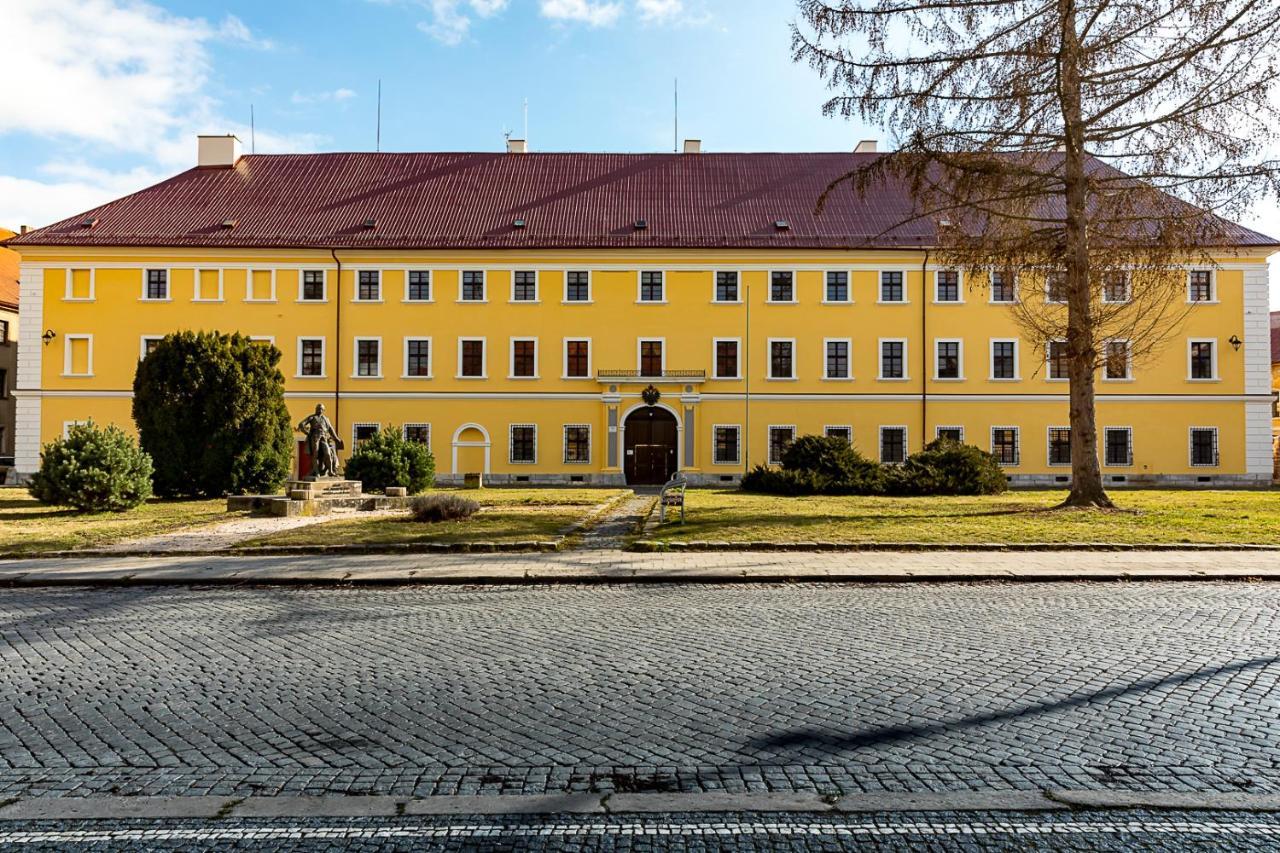 ホテル Ubytovani 8 Jaroměř エクステリア 写真